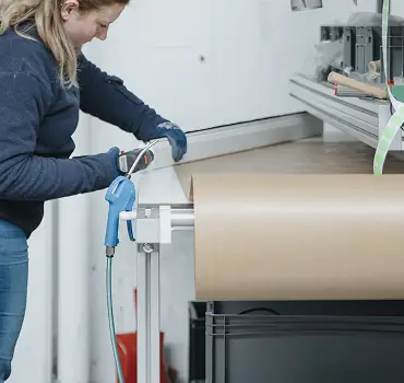 Tecnica AvosDim al lavoro su una macchina di produzione