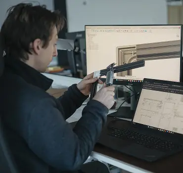 Progettista dell’ufficio tecnico AvosDim al lavoro su un componente in CAD