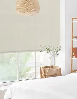 Tenda a rullo su misura bianca in una camera da letto
