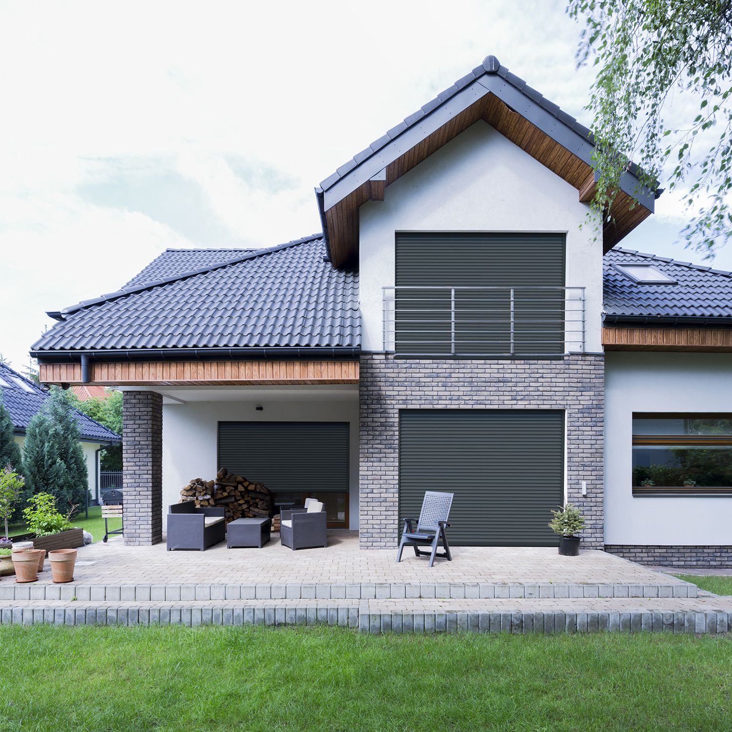 Situación de la fachada de la casa con persiana enrollable gris antracita
