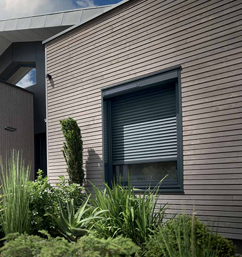 Persiana enrollable solar ALU para fachada de madera, color negro