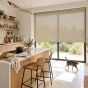 Tenda a rullo screen beige su una portafinestra in una cucina luminosa