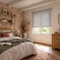 Tenda a rullo screen grigio chiaro mélange in una camera da letto contemporanea