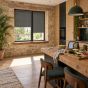 Tenda a rullo screen grigio scuro su una finestra della cucina aperta sulla sala da pranzo