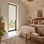 Tenda a rullo screen bianco mélange in una camera da letto dallo stile naturale