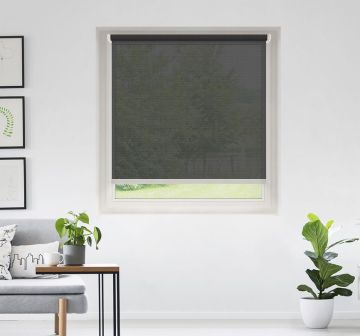 Op maat gemaakte screen rolgordijnen in de winkel