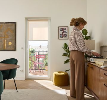 Op maat gemaakte screen rolgordijnen in de winkel