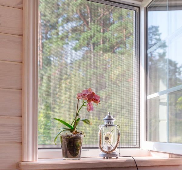 Zanzariera con telaio fisso con o senza foratura