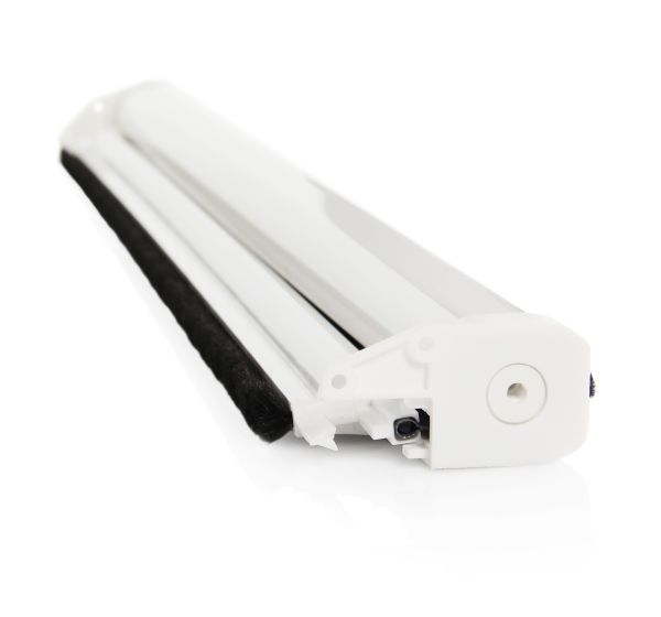 Mosquitera enrollable para ventana de PVC.