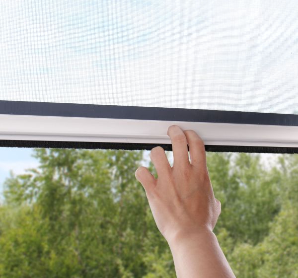 Moustiquaire enroulable pour fenêtre en PVC.