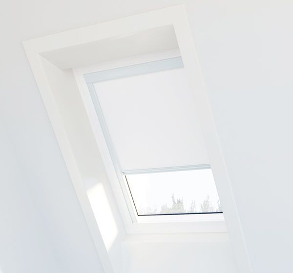 Estor opaco compatible con Velux ® SK08 - Blanco